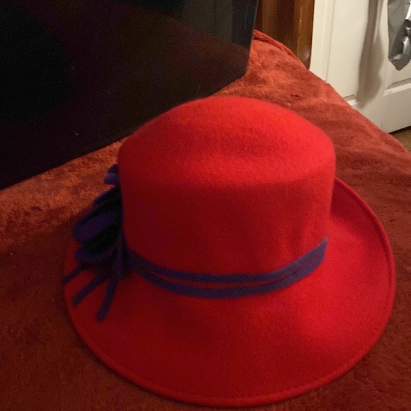 Red hat purple flower on side - Picture 3 of 8